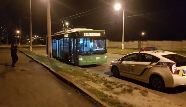 В Харькове неизвестные обстреляли троллейбус. Фото