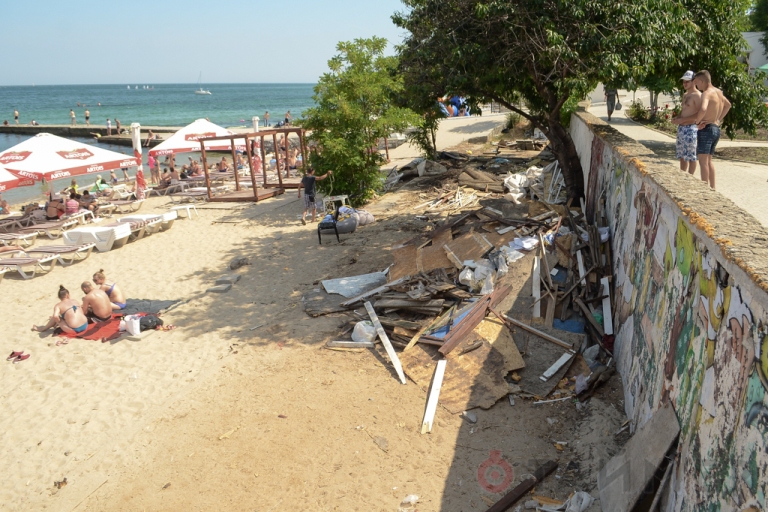 Одесский пляж превратили в свалку. Фотофакт