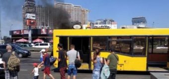 В Киеве загорелся автобус с пассажирами