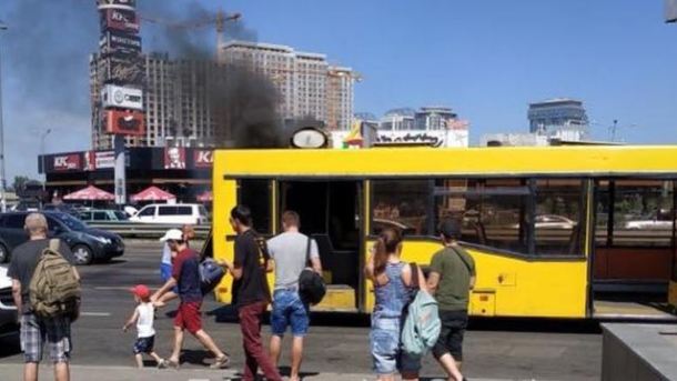В Киеве загорелся автобус с пассажирами