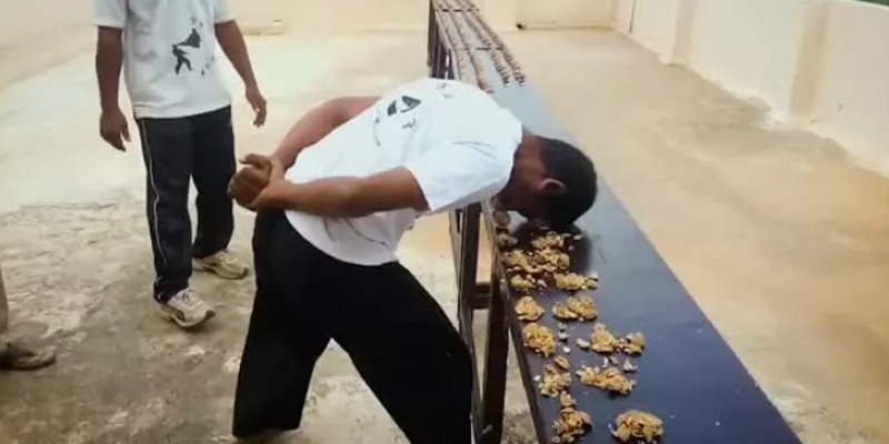 Индиец головой расколол 217 орехов