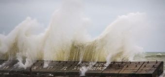 В Одессе девушку смыло с пирса в море