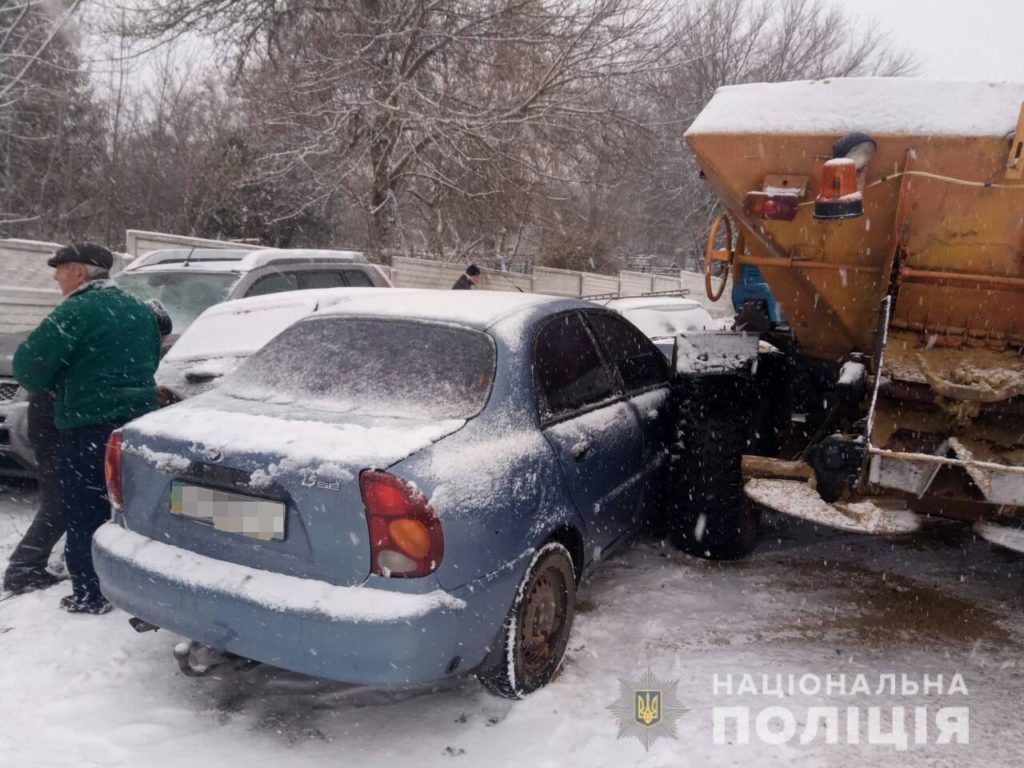 Под Харьковом трактор разбил восемь легковушек. Фото