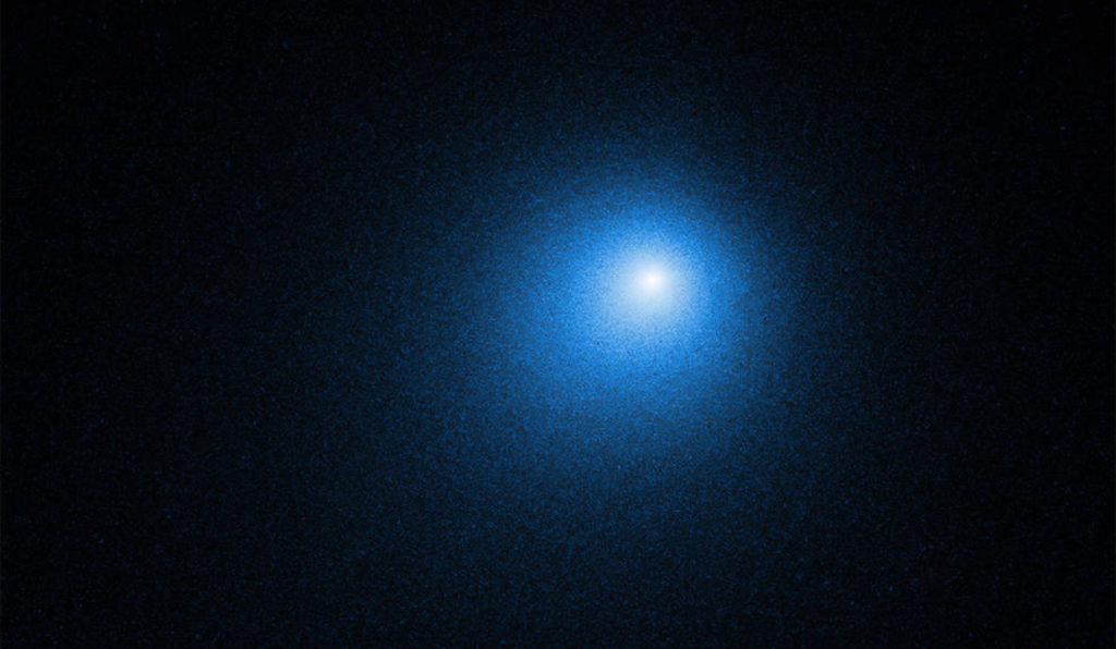 В NASA показали снимки самой яркой кометы года. Фото