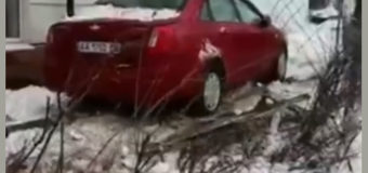 В Киеве машина врезалась в школу. Видео