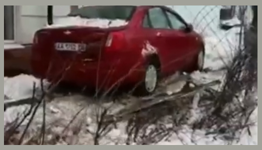 В Киеве машина врезалась в школу. Видео