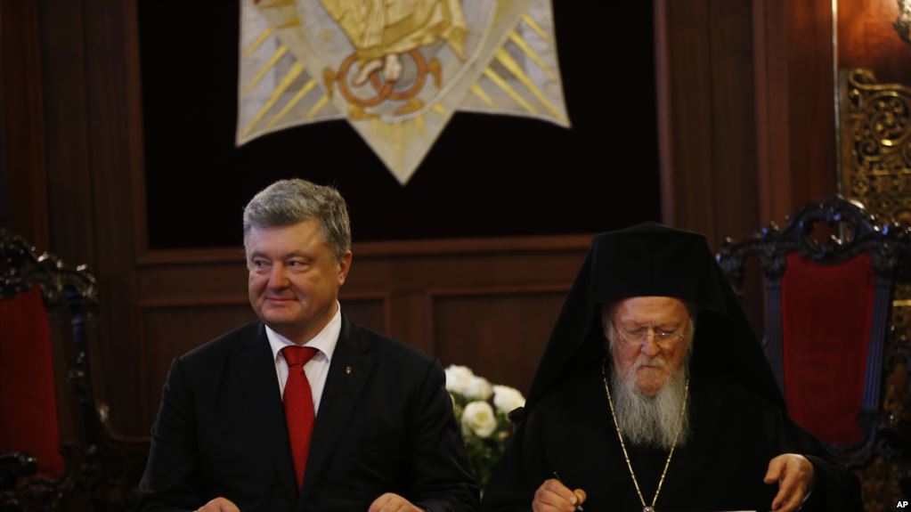 Константинополь поддержал Порошенко. Больше Онуфрий с Кремлем не будут «гнуть пальцы» в Украине – эксперт