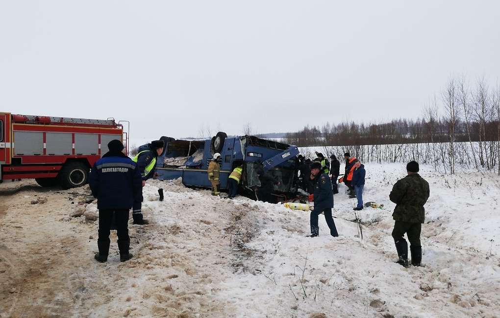 В России перевернулся автобус с детьми, есть жертвы