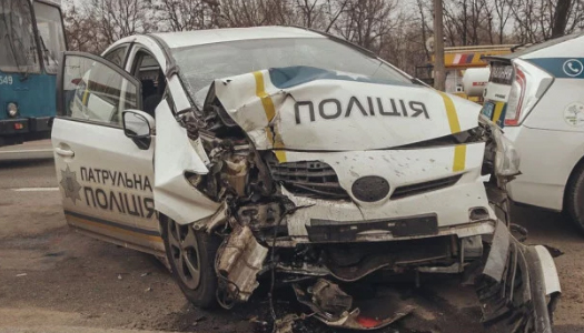 В Киеве патрульное авто врезалось в электроопору