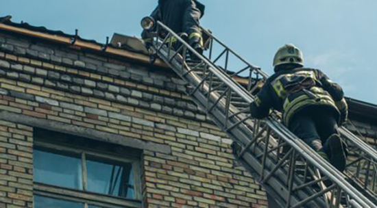 В Киеве спасатели сняли школьницу с крыши ангара