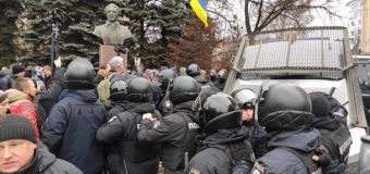 В Харькове во время стычек пострадали журналист и полицейский