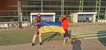 Украинцы прибывают в аэропорт для эвакуации из города Ухань