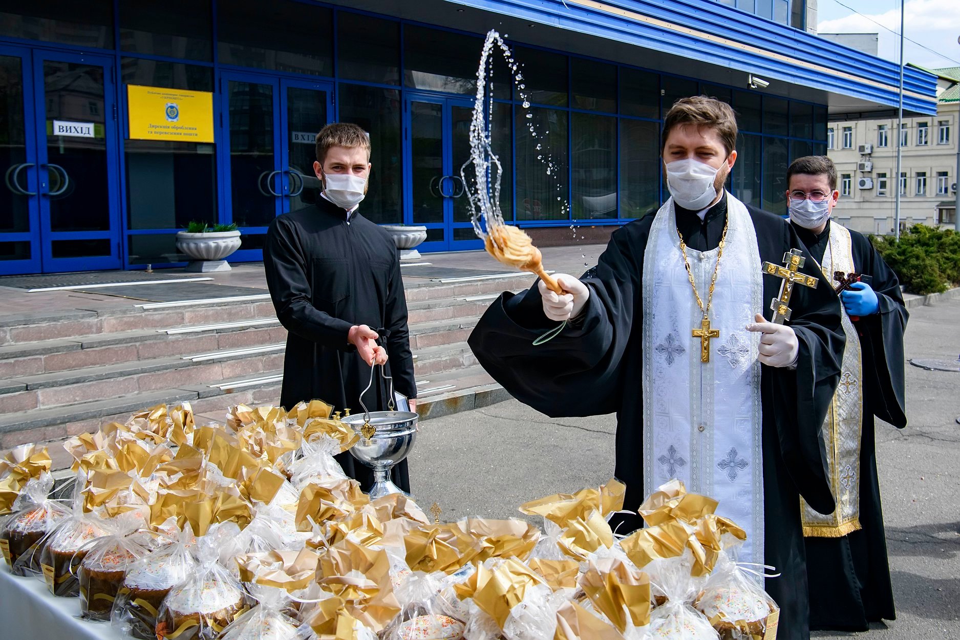 Как освятить пасху в церкви. Священники ПЦУ. Освящение куличей на Пасху батюшкой. Священник на Пасху. Батюшка на Пасху.