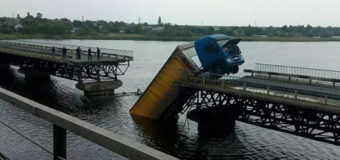 Под Никополем мост рухнул в воду вместе с фурой. Фото и видео