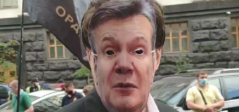 Под ВР прошла акция протеста с «Януковичем» и «Пореченковым». Фото. Видео