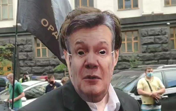 Под ВР прошла акция протеста с «Януковичем» и «Пореченковым». Фото. Видео