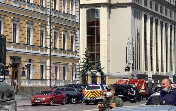 В Киеве захватили отделение банка и грозятся взорвать его: подробности