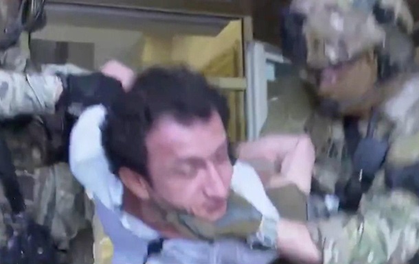 Захватчикаа отделения банка в Киеве задержали прямо во время его «интервью». Видео