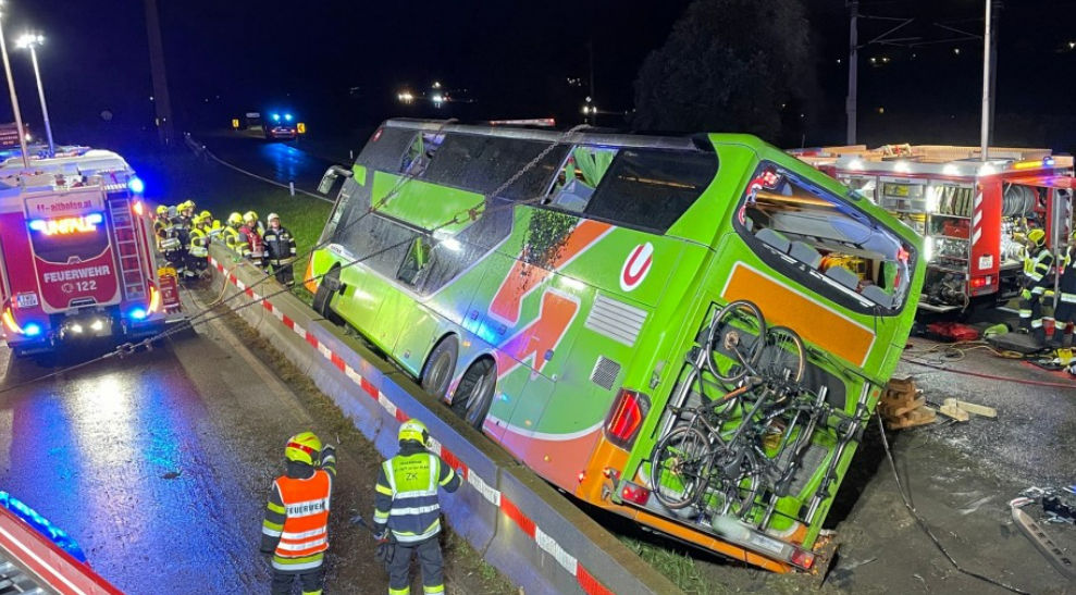 Двухэтажный автобус попал в ДТП в Австрии: были ли украинцы среди пассажиров?